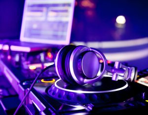 Simple ambiance ou moment festif, le choix d'un bon DJ est primordial ! Simple ambiance ou moment festif, le choix d'un bon DJ est primordial !