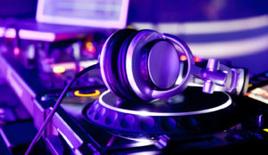 Simple ambiance ou moment festif, le choix d'un bon DJ est primordial !