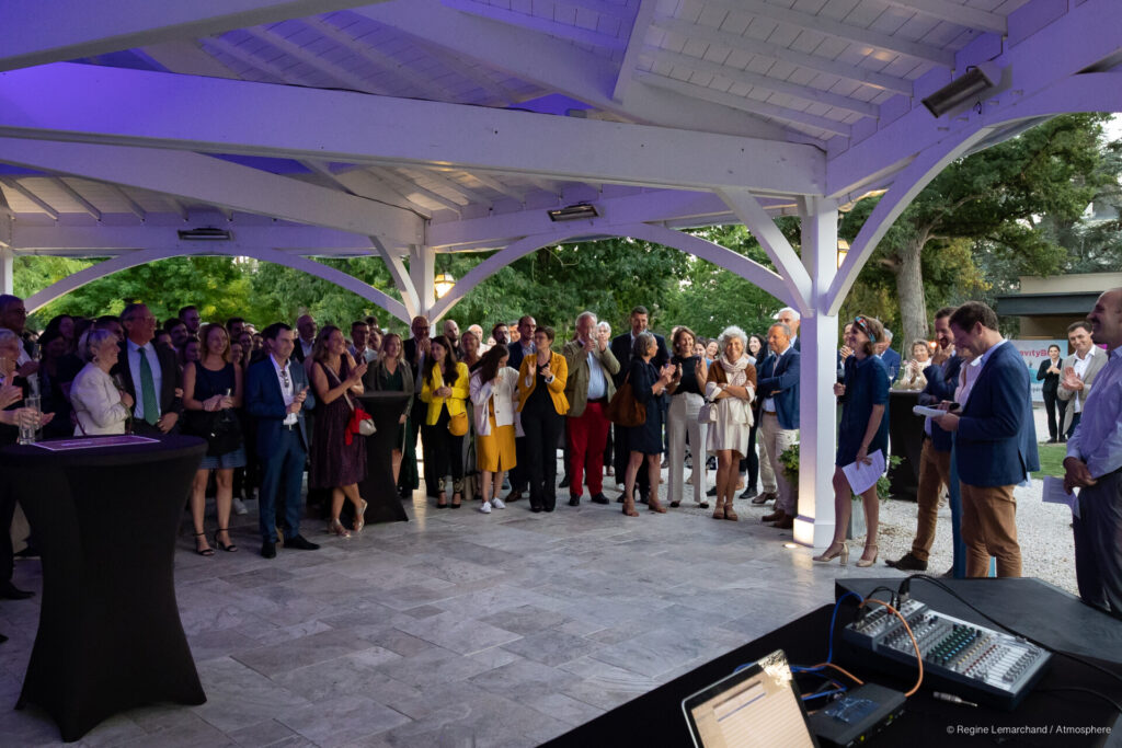 Invit&eacute;s r&eacute;unis lors du discours de d&eacute;part en retraite organis&eacute; par Becouze au Domaine de Ch&acirc;tillon