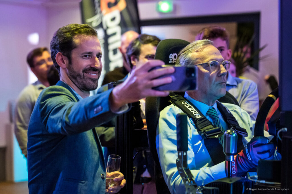 Jean-Paul Messi&eacute; sur simulateur de pilotage accompagn&eacute; de son fils lors de sa soir&eacute;e de d&eacute;part en retraite organis&eacute;e par Becouze