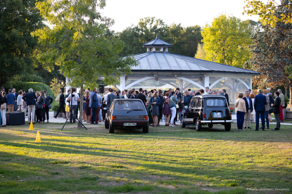 Soir&eacute;e de d&eacute;part en retraite organis&eacute;e par le cabinet Becouze au Domaine de Ch&acirc;tillon avec invit&eacute;s r&eacute;unis autour de la gloriette et voitures anciennes